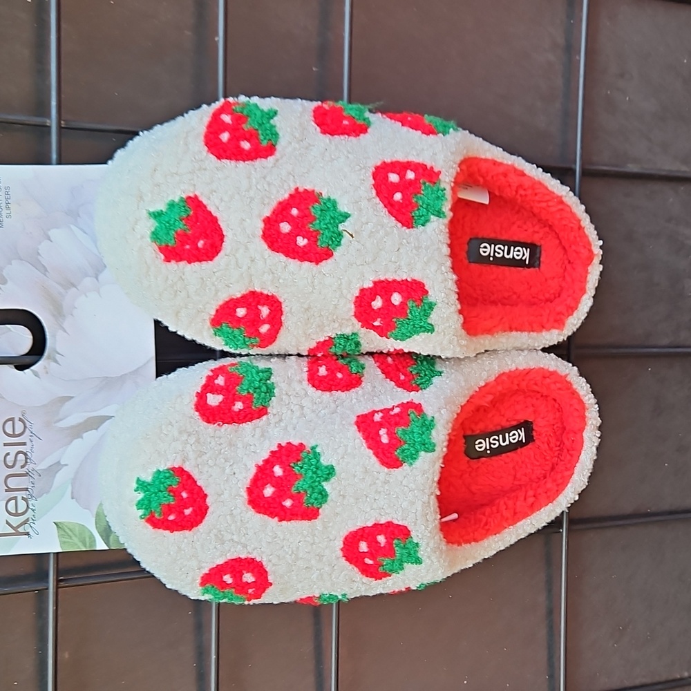 NEW WITH TAGS Kensie Size 6/7 Ivory Red Strawberries Fuzzy Memory Foam Slippers - Picture 11 of 17